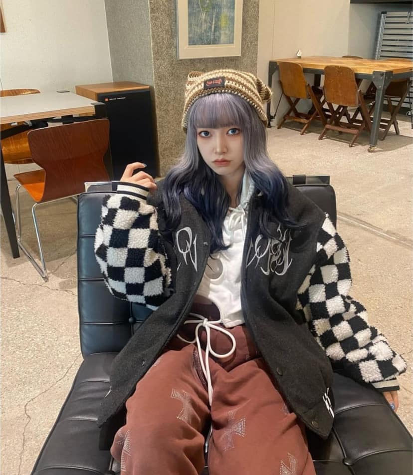 餐馆撒尿门女子私下太野,当众撩裙脱裤蹲地小便,顾客都被恶心到了 完整视频在线播放