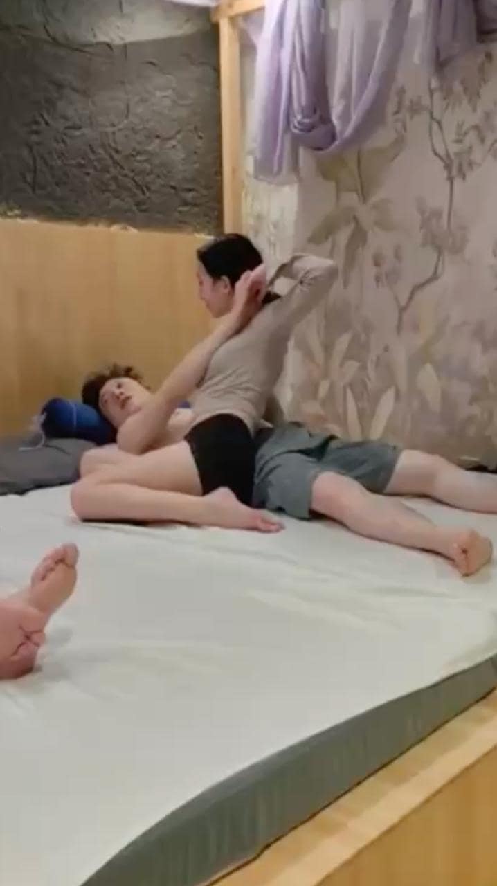 按摩店黑丝长腿妹这波骑乘狂亲我是真没绷住,肢体拉扯太顶了 完整视频在线播放