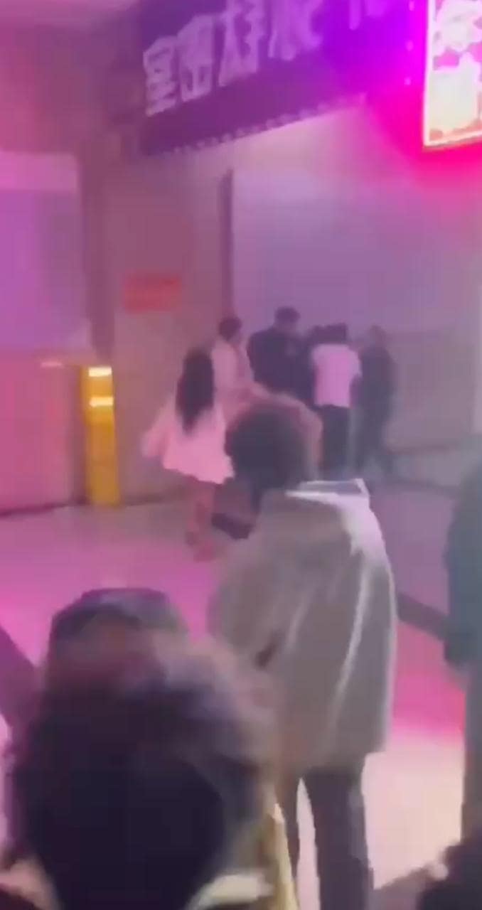 石家庄弥钛密室光膀子男1v3实录丨连女朋友都被推开场面太乱 完整视频在线播放