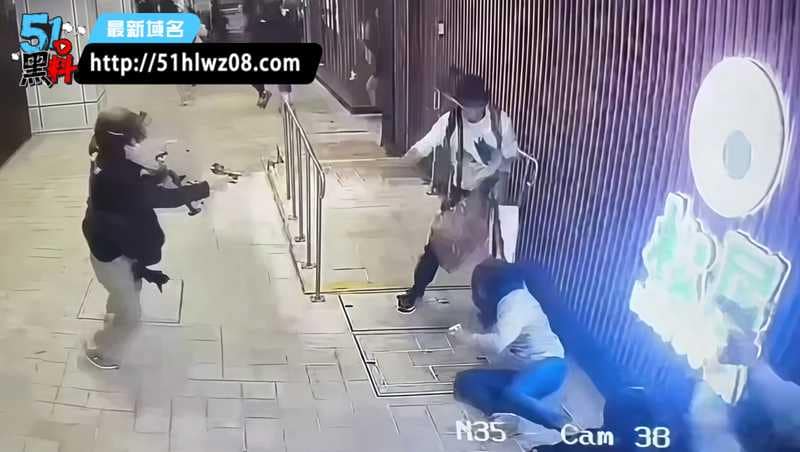 屯门市广场持刀劫持惊魂,越南男子挥舞牛肉刀被击毙 完整视频在线播放