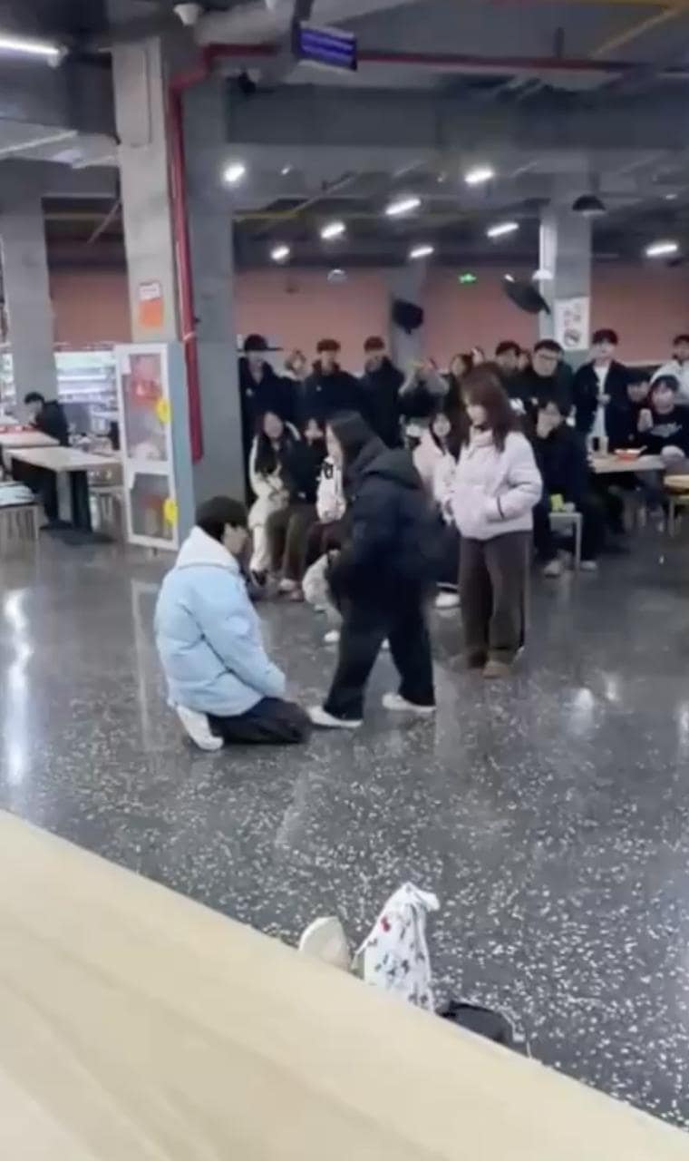 长江艺术工程职业学院下跪男爆料丨看着挺正经私下竟同时撩同舍三人 完整视频在线播放