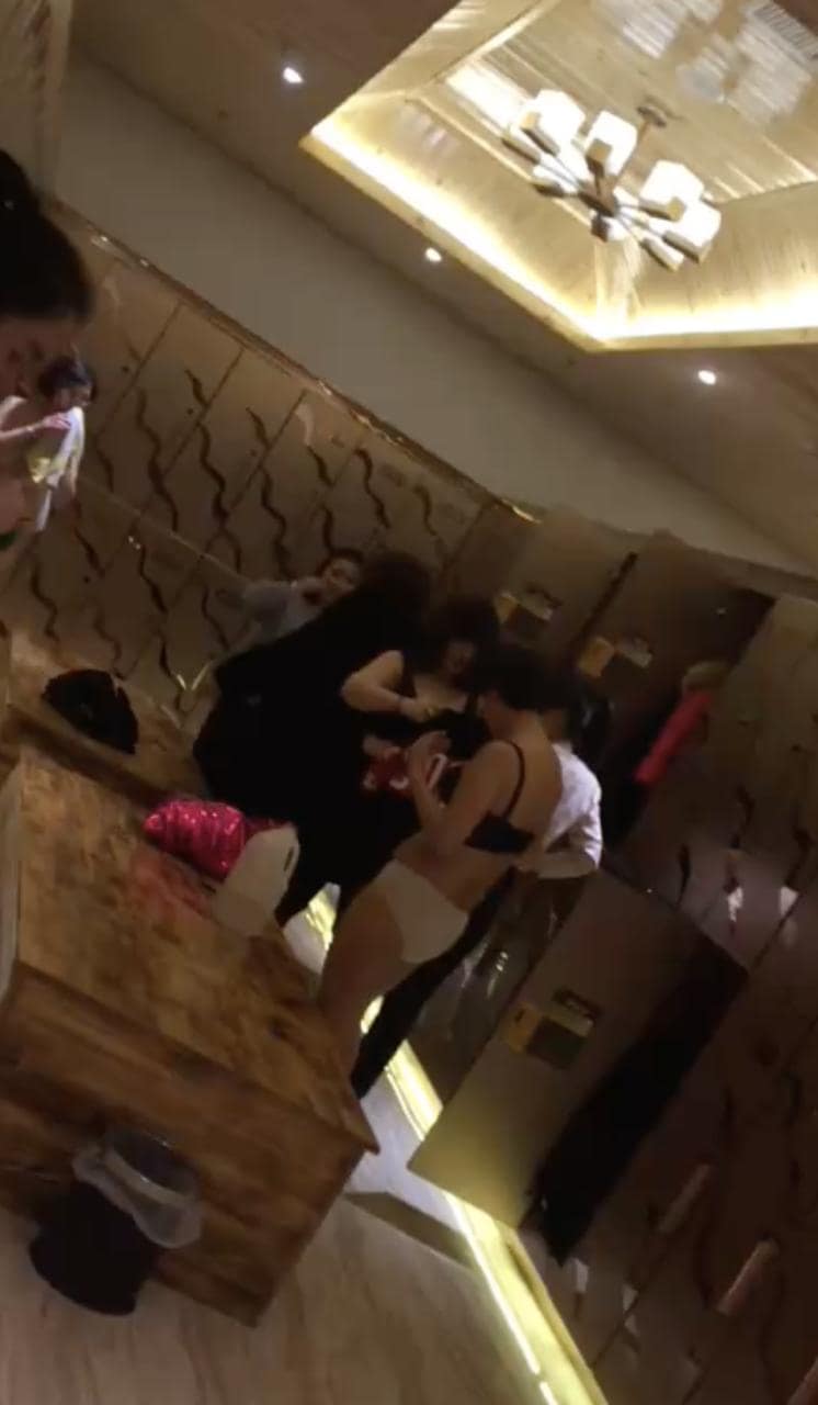温泉酒店换衣室偷拍丨看着端庄的贵妇私下这么敢露 完整视频在线播放