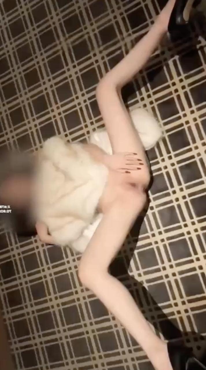 ROSEWU新作绿帽视角老公死盯着粗肉棒猛捅妻子嫩穴淫水四溅 完整视频在线播放
