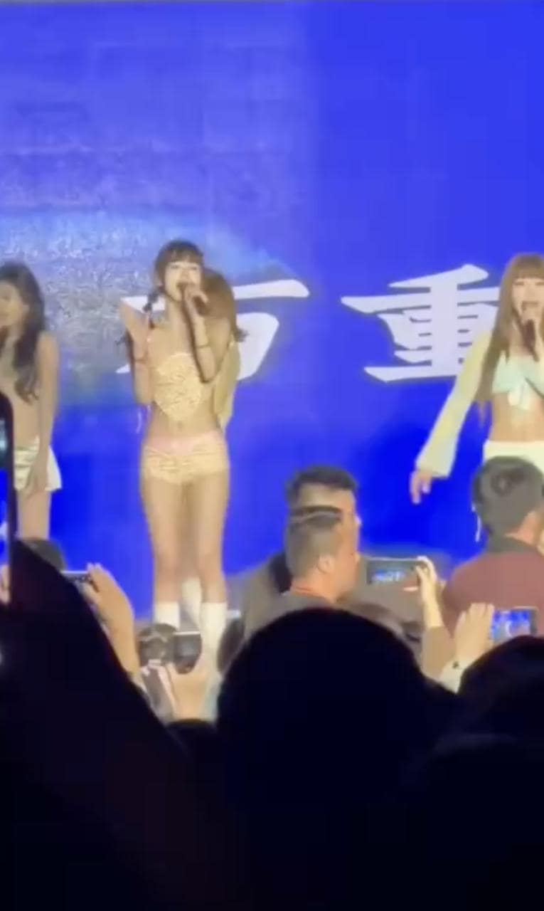 悦影女团村晚跳舞突然撕逼打架,扯头发骂街这场面我是真没绷住 完整视频在线播放