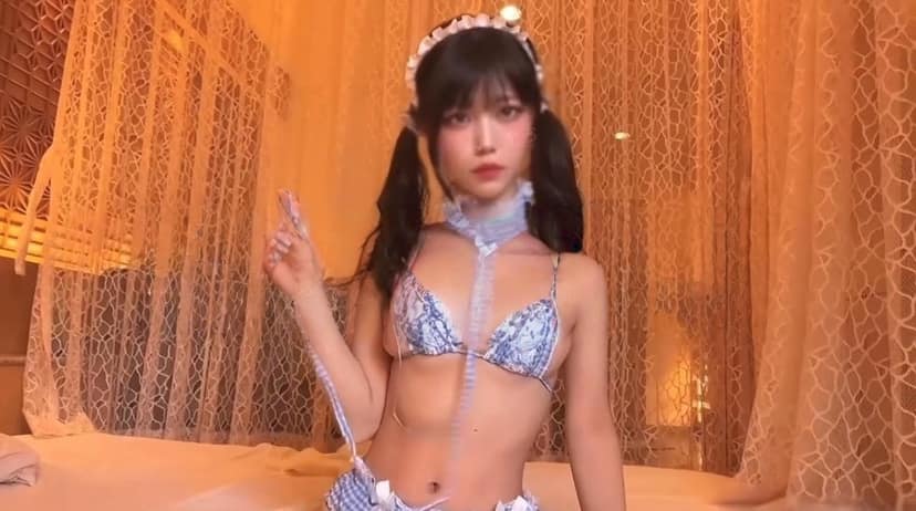 每日大赛比基尼合集三点式布料被顶开嫩穴狂喷到泳装湿透 完整视频在线播放