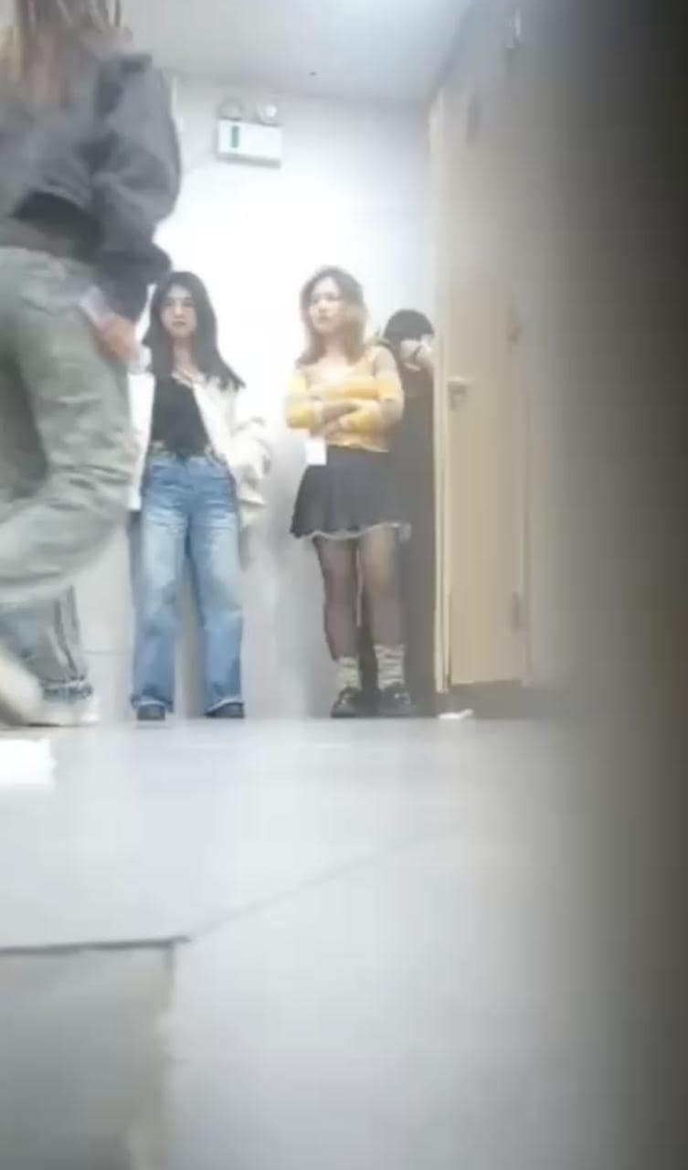 女厕双视角高清偷拍,吊带黑丝美腿配上放尿细节太顶 完整视频在线播放
