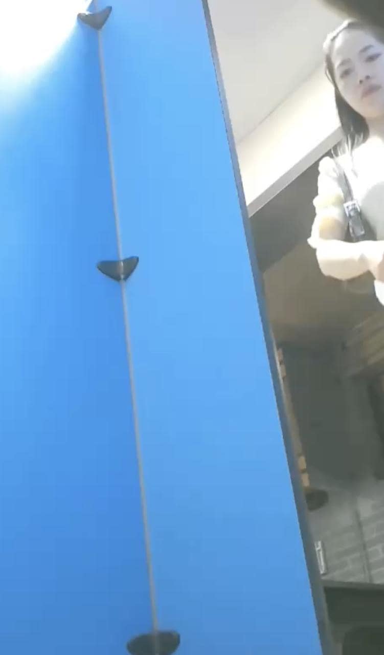 餐厅女厕偷拍这波全景视角真的绝,几个美女尿尿动作被拍得死死的 完整视频在线播放