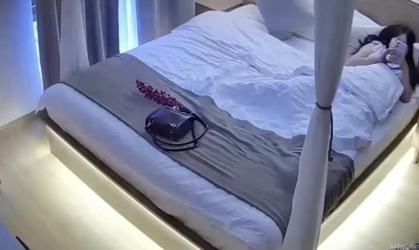 酒店监控偷拍清纯嫩妹深夜看片,睡衣下的反差动作简直绝了 完整视频在线播放