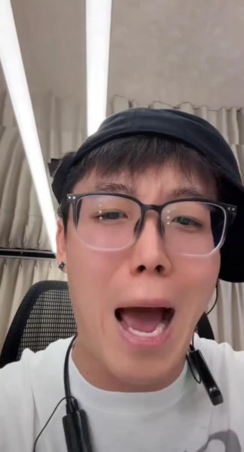 陈泽直播被黑客夺舍,刚帮对方说话秒变叫爸爸现场,这波翻车太快了 完整视频在线播放
