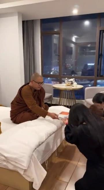 男和尚酒店给女信徒开光丨台上慈悲为怀私下操作这么野 完整视频在线播放