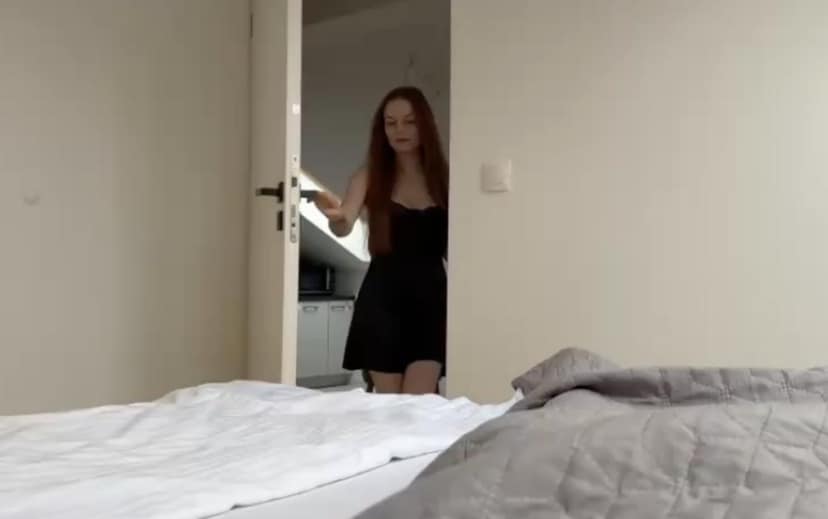 欧美继母Anny黑丝巨乳被猛干到翻白眼内射满溢 完整视频在线播放