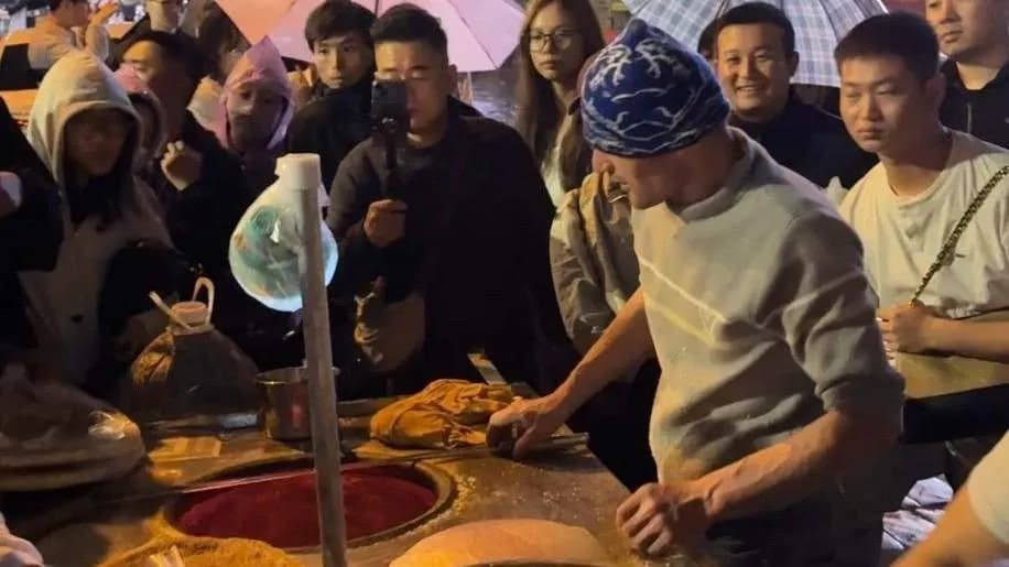阿达西的馕排队到半夜？多转钱被追着找零，逐条求证