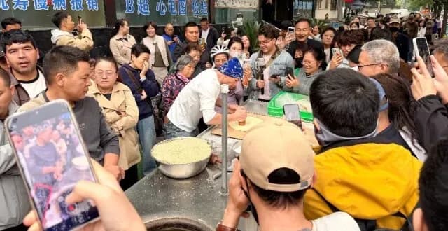 围住打馕三轮车：新疆小伙阿达西成了西安秋天的打卡点