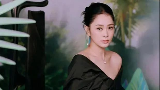阿娇黑裙写真起底：温婉格调是谁定的调