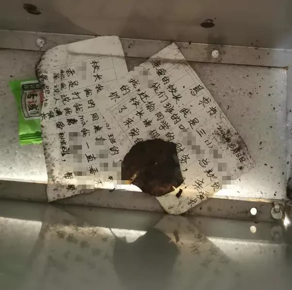 开出两封泛黄旧信的防欺凌信箱，校方称「已通过其他渠道反映」