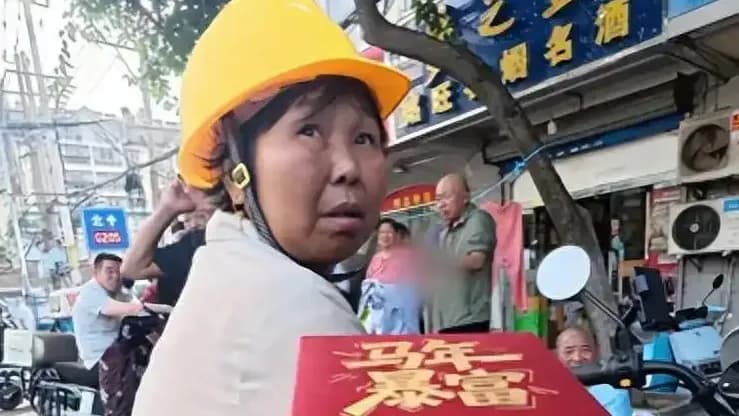 小苹果阿姨走红时间线：从街头做饭视频到收下冰箱灶台后回应