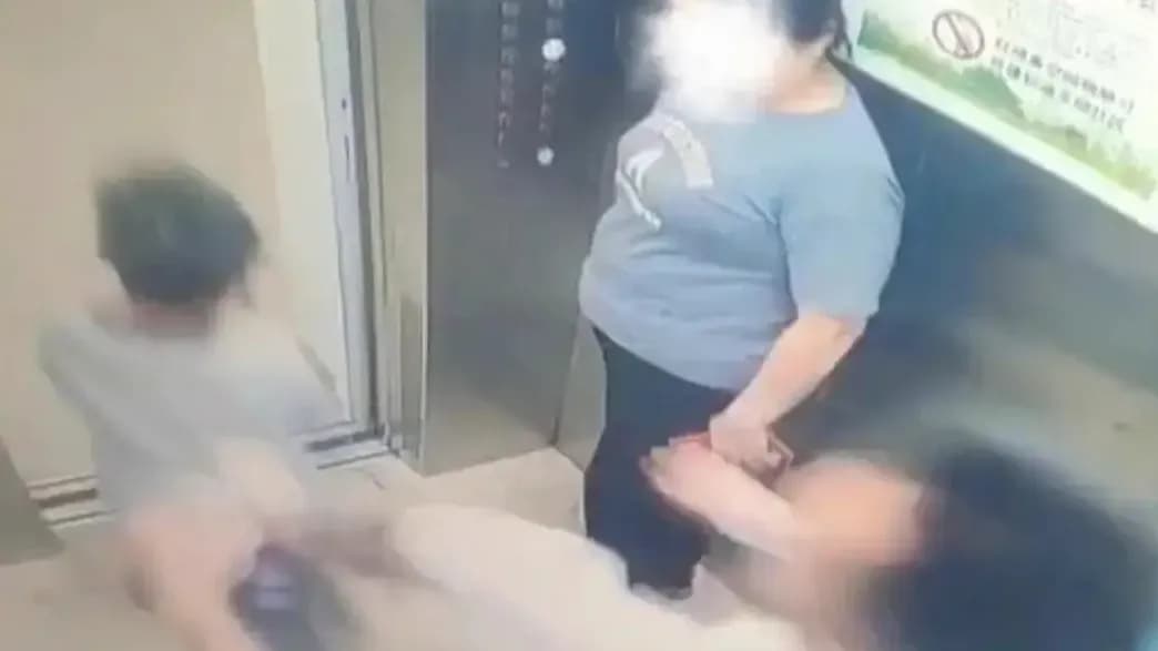 自闭症男童电梯内被踹：从默默躲起到拘留10天的时间线