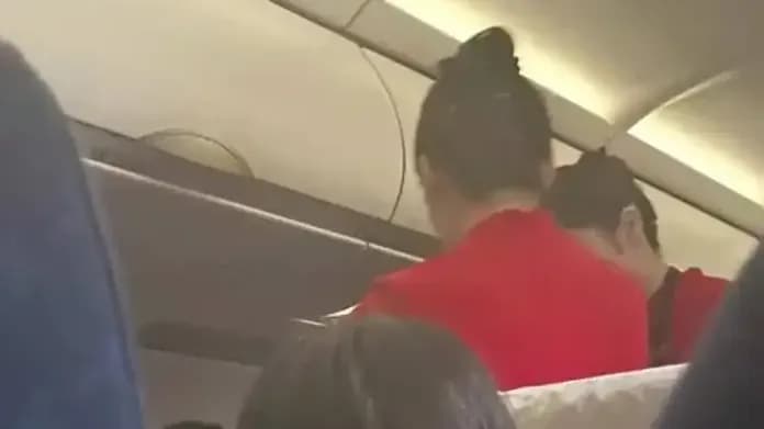 南宁飞杭州婴儿哭闹一小时，空姐轮流抱，为何没人抱怨
