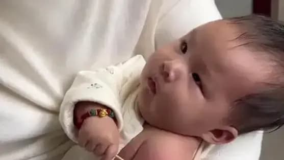 三个月宝宝自己按针眼盘点：三处细节，比常见打针视频更戳人
