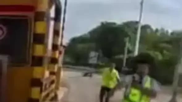 收费站员工持电锯拦摩托车：该拦，还是不该这样拦
