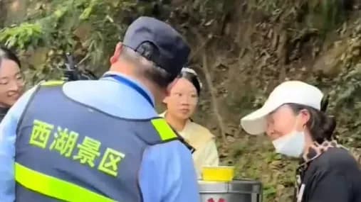 城管劝阻糍粑摊始末：边劝边摇轮，摇多了摊主喊停