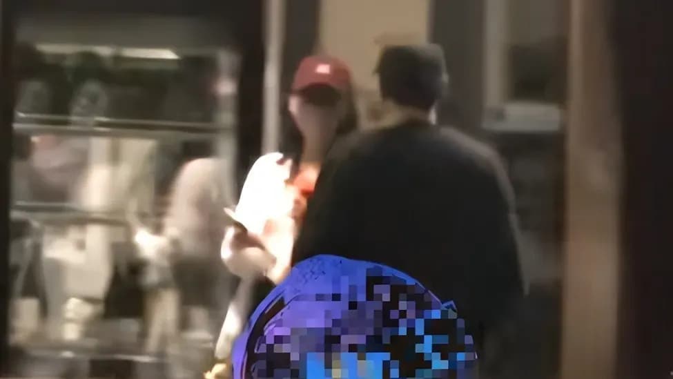 陈数深夜聚餐装不认识回应几问：同行男子是谁，工作局还是私人局