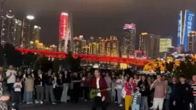 重庆街头偶遇「原唱大神」，两位表演者正面回应了吗