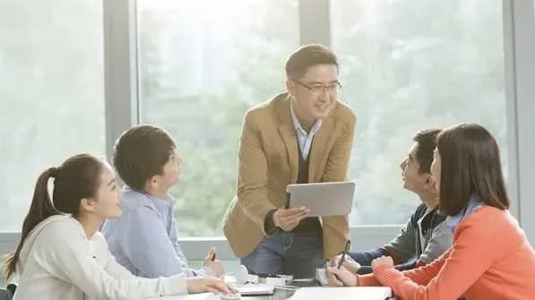 高校倡议严禁称辅导员「哥、姐」：称谓之争吵的是什么