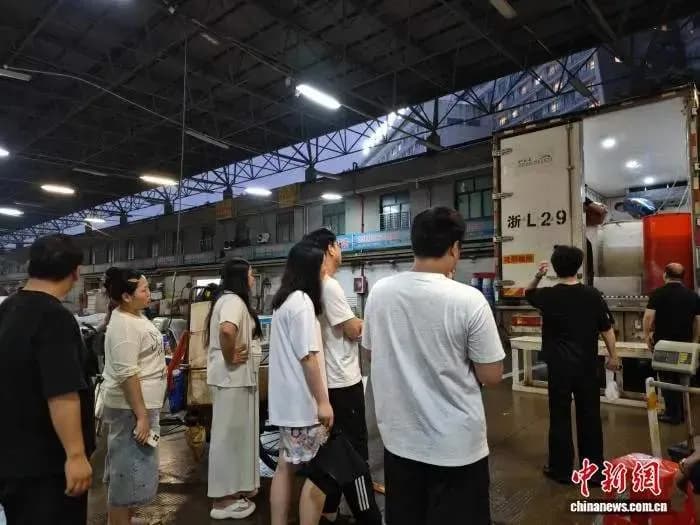 夜间拼蟹走红是真的吗：便宜说和氛围说谁站得住