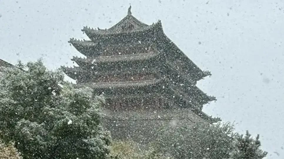 大同古城落雪：红墙配白雪，为什么一拍就出片