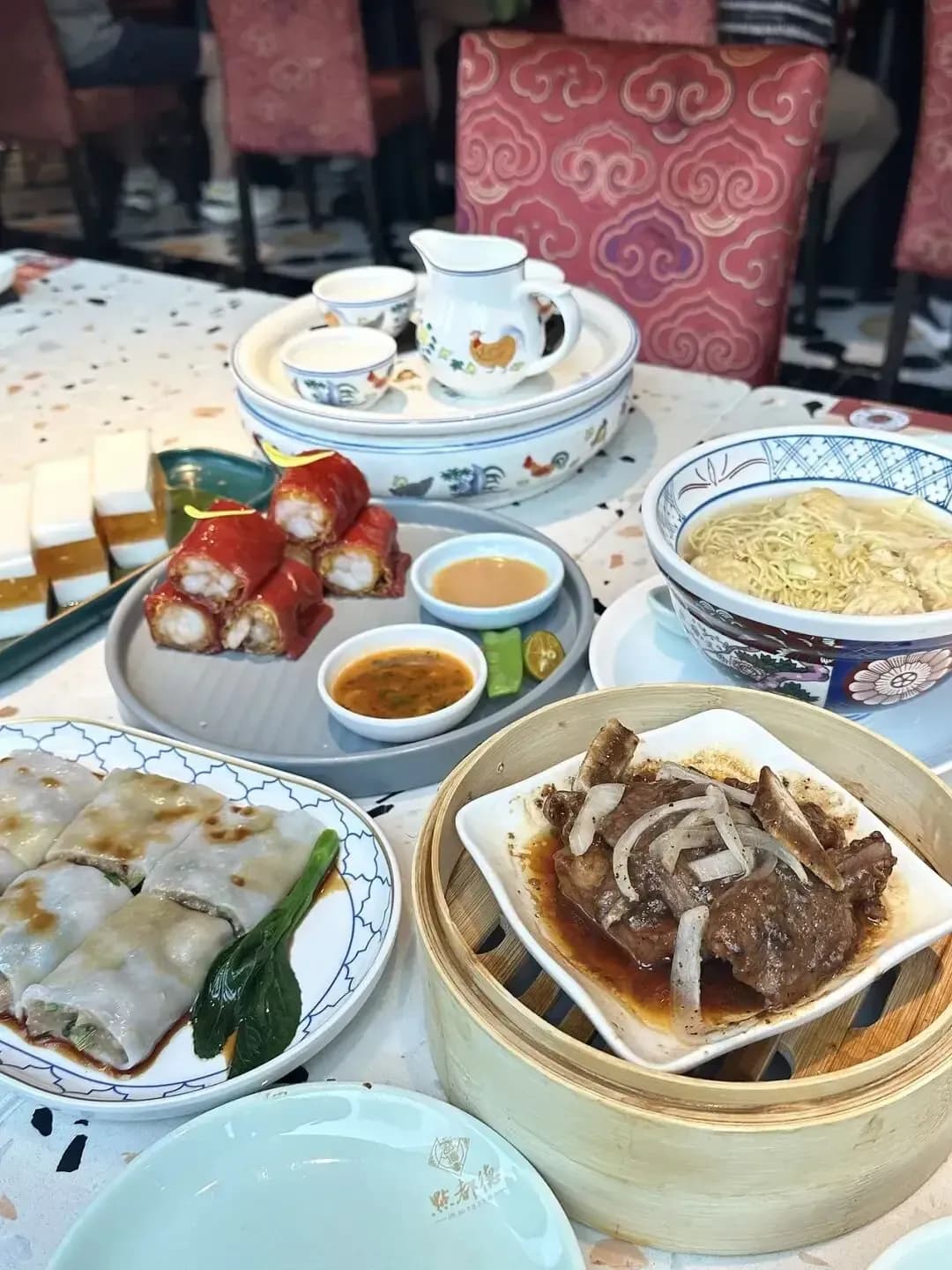 挤满点都德：暑假早茶两种画面现场对照