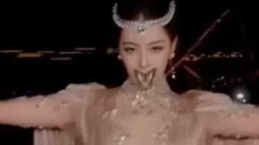 迪丽热巴蝴蝶红毯档案：满钻高定被封毯神，为何入内娱史册