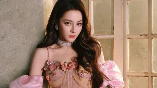 迪丽热巴粉裙仙女风盘点：三件同类造型摆一起，这次算不算出彩