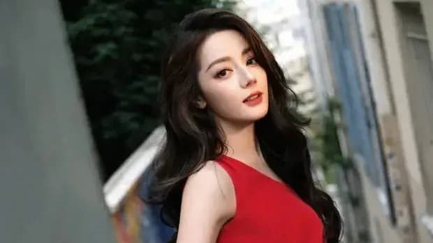 迪丽热巴红丝绒长裙档案：这回没有旧账，红丝绒好在哪