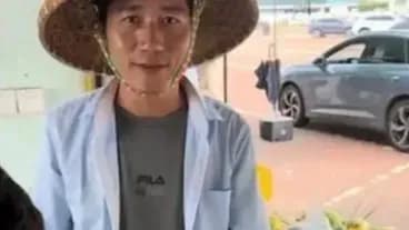 挑榴莲抬头撞脸梁朝伟现场还原：湛江水果店老板围观几步
