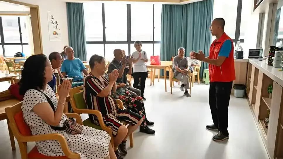 拆开养老服务师岗位：和护理员差在哪，6月新制度加了什么