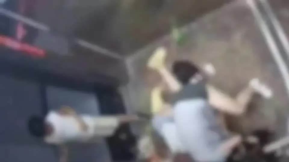 电梯催促让路遭动手始末：围观网友到底在争什么