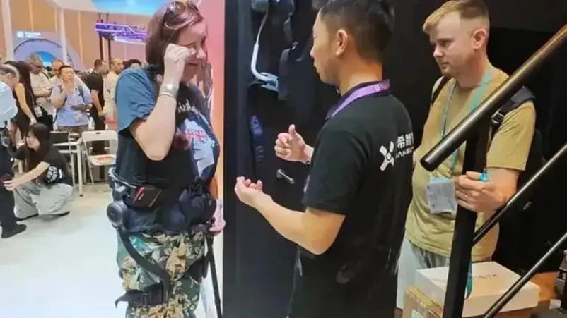 穿上外骨骼站起来：广交会上英国中风女士，儿子当场下单