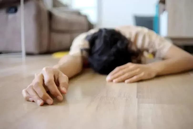 男子摔倒身亡索赔27万时间线：同居女友的责任卡在哪