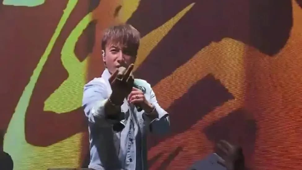 方力申否认向邓丽欣照片竖中指几问：谁先做的手势