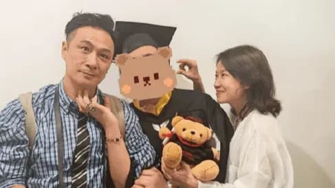 费曼小学霸凌自曝求证：夹手、丢书包细节坐实了吗