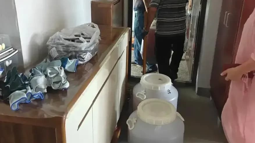 奉贤女子家中堆30桶自制酵素：邻居怕楼板扛不住，被转移