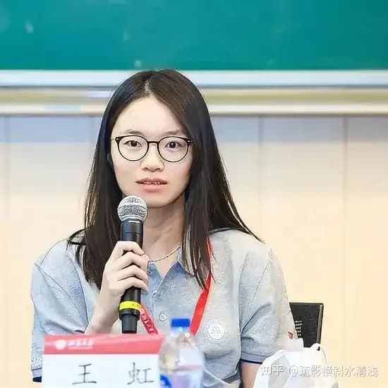 王虹独占热搜邓煜遇冷：菲尔兹奖同届待遇，三件事看明白