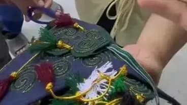 买回丧葬品当纪念品始末：摊主当时怎么推销的