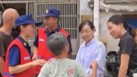 儿子向消防「举报」堆废品的母亲：是救急，还是家丑外扬