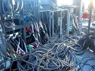 客厅游戏PC「只要两根线」惹议：一次说清博主晒了啥、网友怼在哪