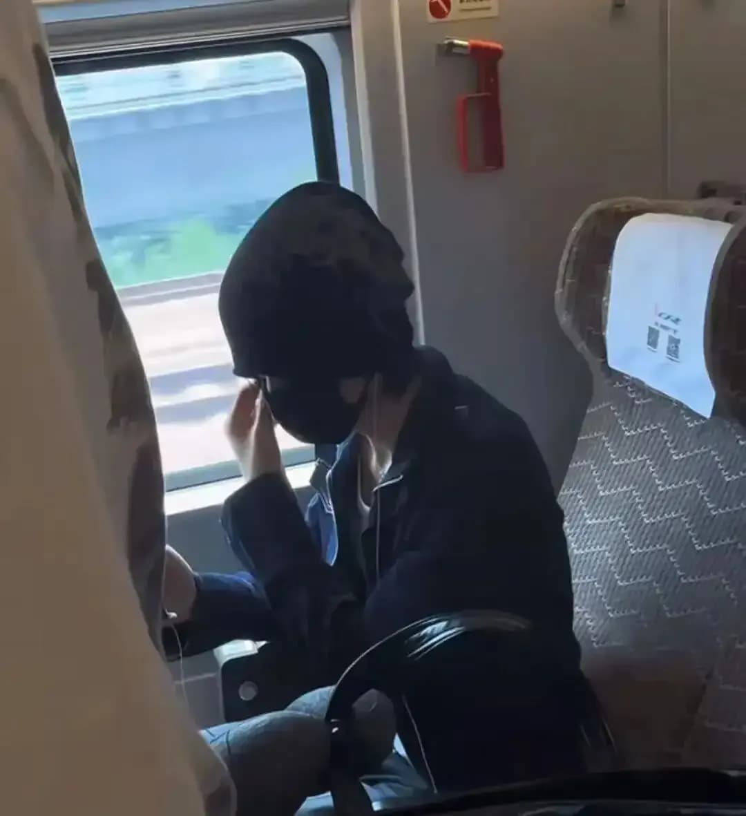 李权哲高铁占座道歉，主办方与铁路说法却打架了