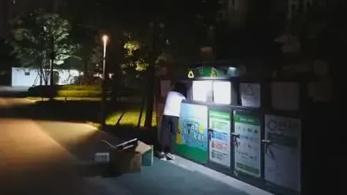 北京小区「垃圾猎人」抢纸箱有实锤吗：「扔垃圾羞耻」求证