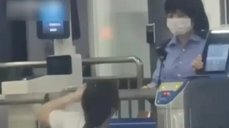 闸机前下跪求放行：差两分钟的女子说了什么