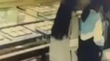 13岁女孩卖金项链被当面熔化，是真的吗：母亲与店方各说各的
